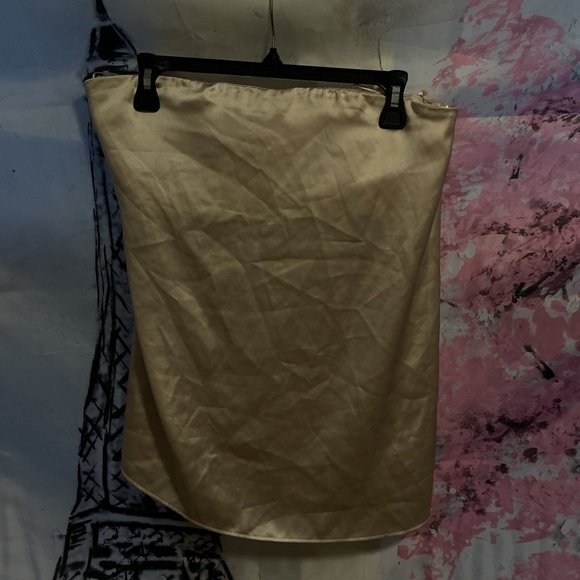 NWT ZARA BLOGGER FAV satin Top size L and XL
🚨PRICE FIRM NO DISCOUNT - Picture 5 of 16